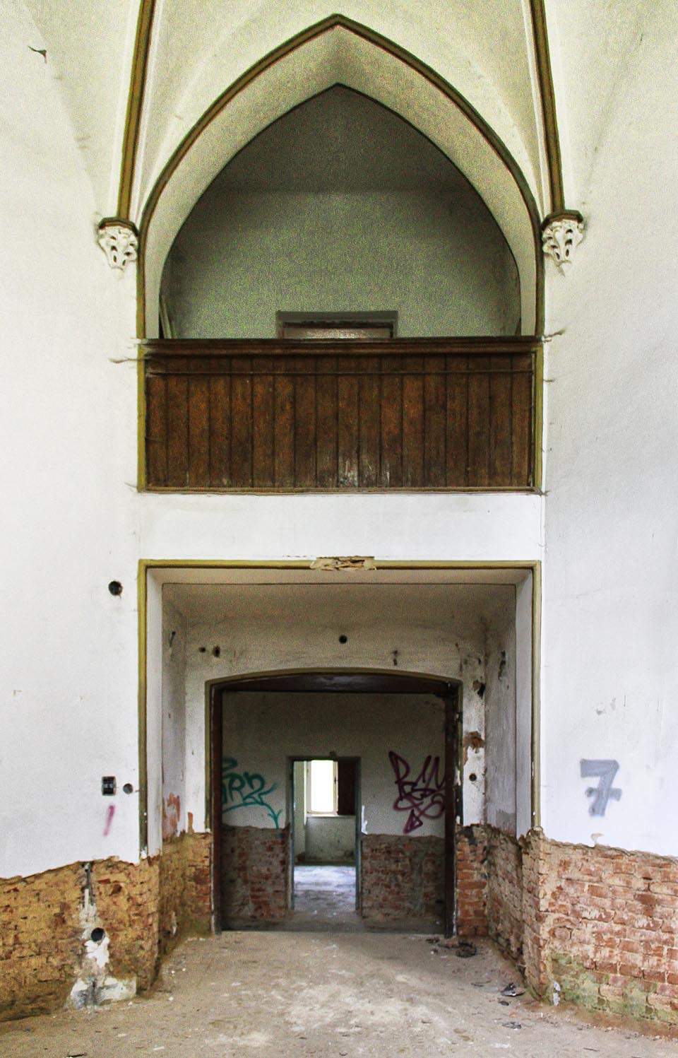 Zlatým hřebem opuštěné hlavní budovy je pseudogotická kaple s minikůrem.