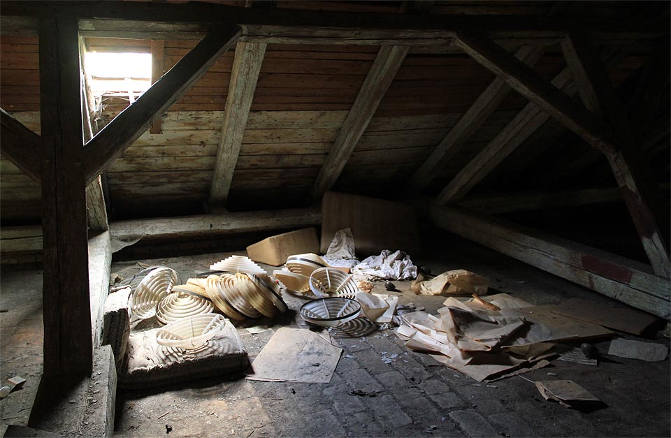 Hromádka postbruselského designu na zapomenuté půdě v lesích na Opavsku.