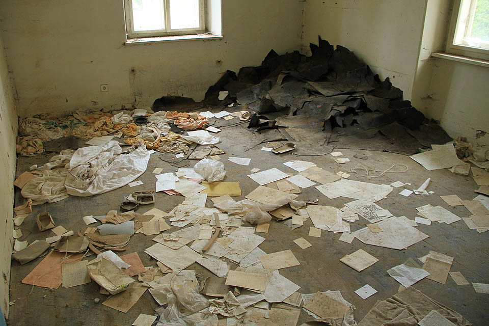 Většina místností je dávno prázdná. jen tu a tam lze nalézt pár původních dokumentů.