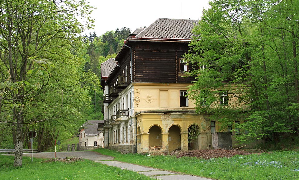Přízemní veranda s půlkruhově zaklenutými arkádami po boku Nového léčebného domu směrem k pramenům Marie a Pavla.