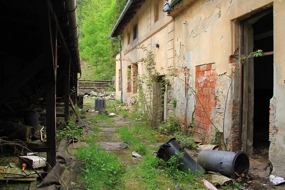 Npořádek před kotelnou za Novým léčebným domem.