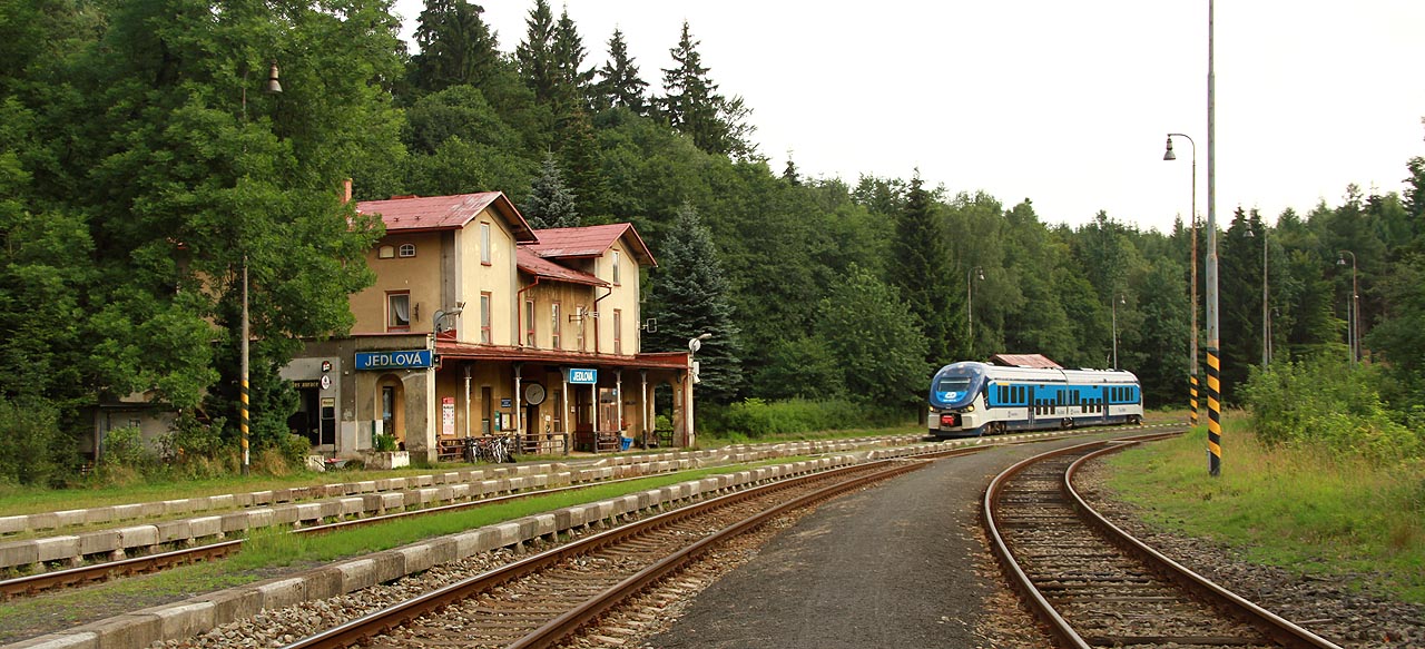 Od roku 2014 projíždí stanicí Jedlová dvoumotorové jednotky řady 844 polské provenience.