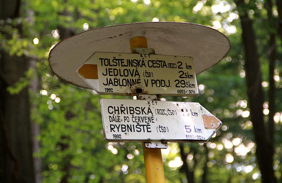 Mezi stanicemi Jedlová a Chřibská, svoně utopenými v lese, vede žlutá turistiská značka. V roce 2015 ještě stále s popisky ČSD.