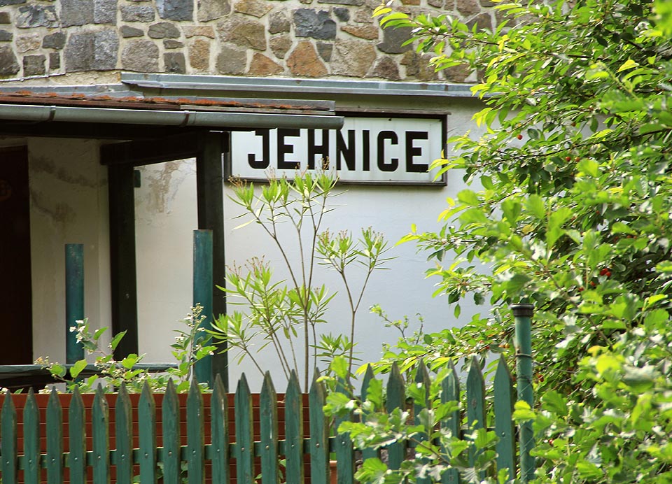 Noví majitelé zachránili staniční ceduli, která ovšem dnes visí ze zadní strany budovy.