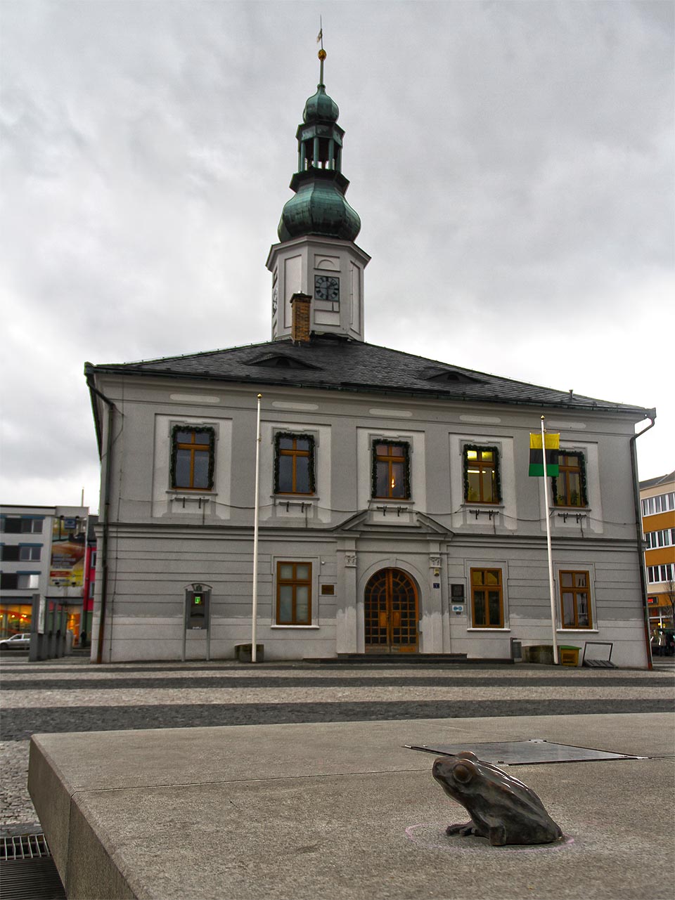 Náměstí v Jeseníku hlídá zběsilá jednonohá žába.