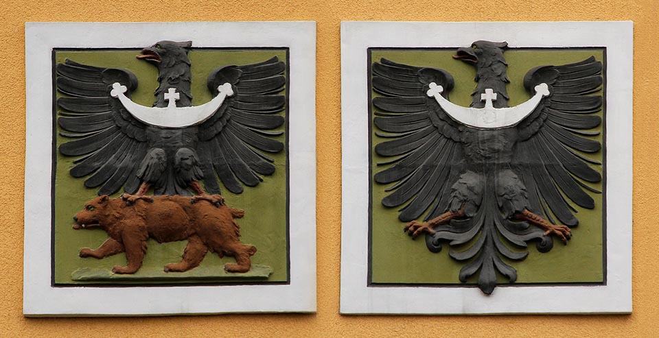 Dvojice erbů na fasádě výpravní budovy připomíná symboliku Slezska (černá orlice na zlatém poli vpravo) a znak města Jeseníka (poněkud amputovaná černá orlice jedoucí na medvědu).