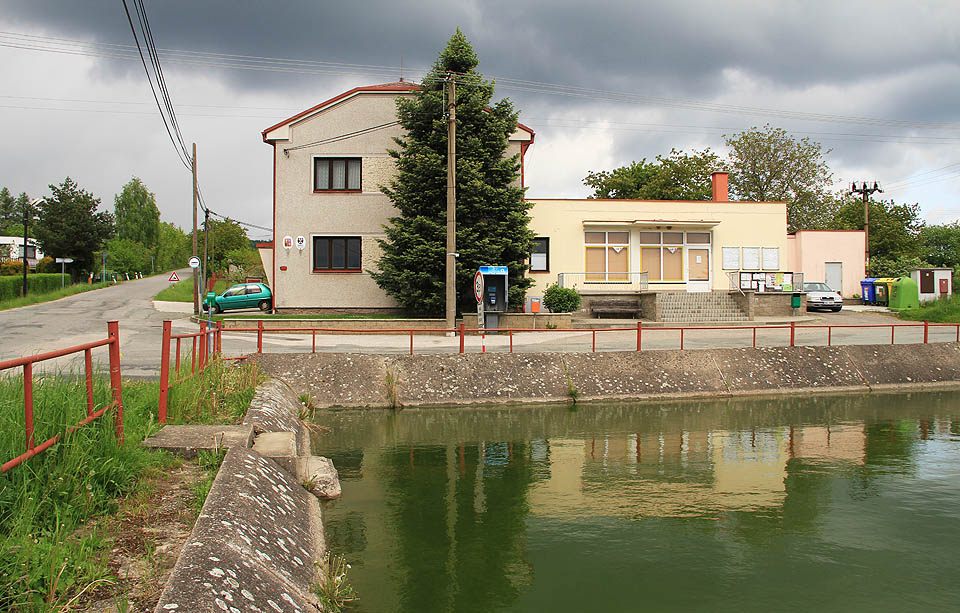 Obecní úřad, obchod a požární nádrž v centru obce Jestřebí v okrese Náchod.