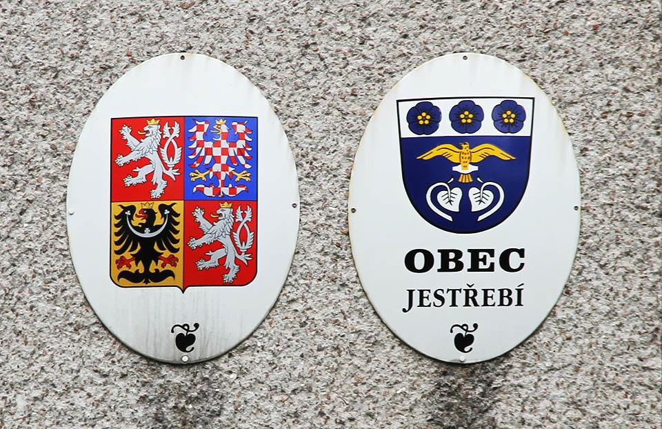 Znak udělil obci jestřebí předseda Poslanecké sněmovny Parlamentu České republiky Lubomír Zaorálek v roce 2004.