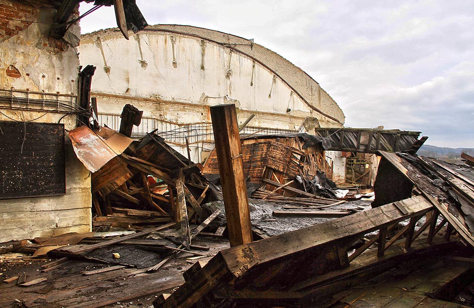 Trosky výrobních hal si pomalu bere příroda. Co by na to řekl baron Königswerter?