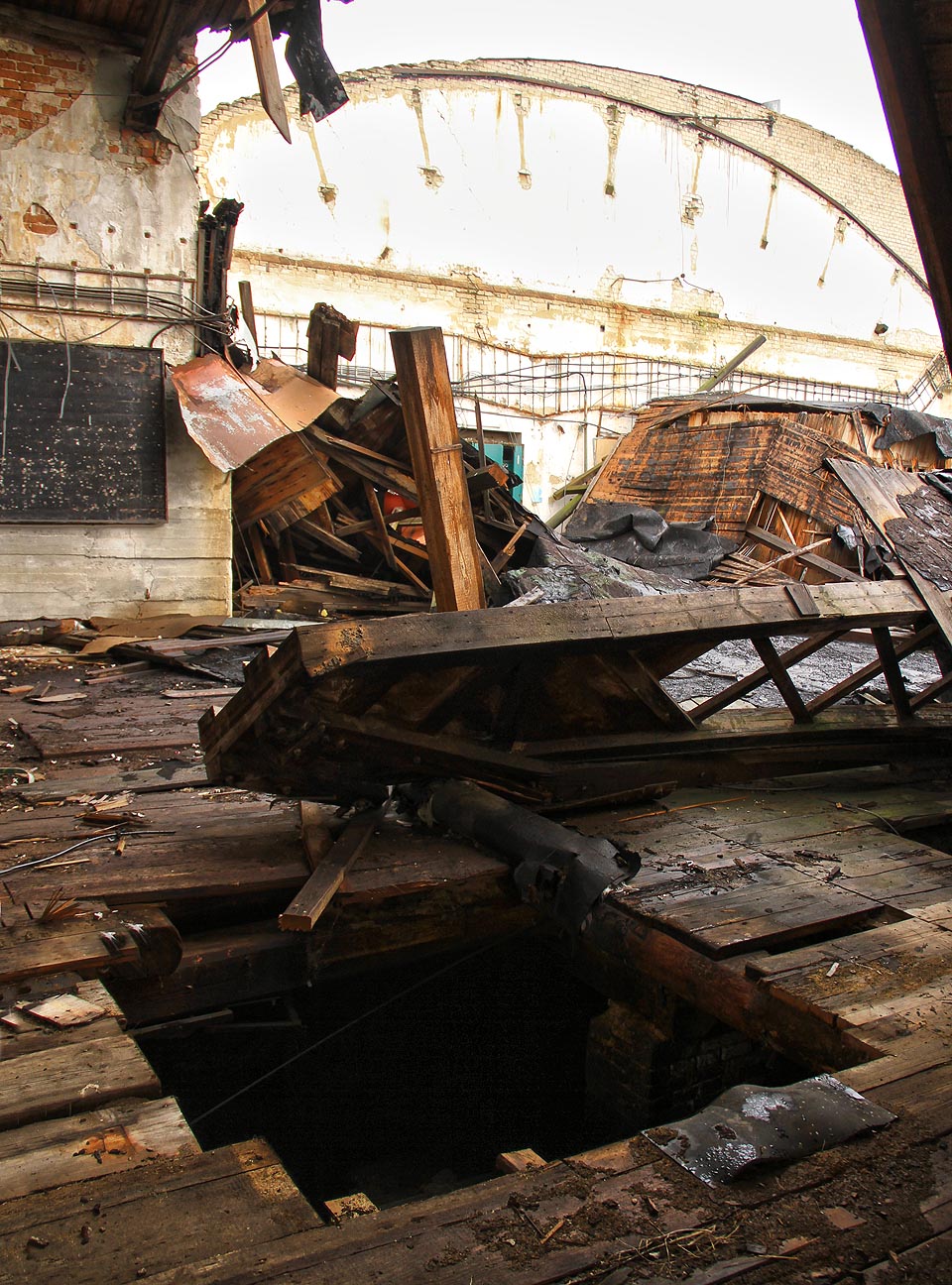 Díry v podlaze naznačují, že budova má i podzemní podlaží.