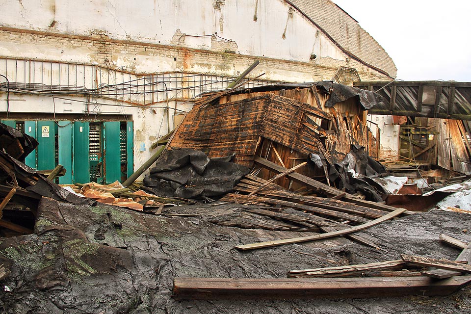 Ačkoliv nejsme elektrikáři, cosi nám říká, že déšť nedělá rozvaděčům tohoto typu úplně dobře.