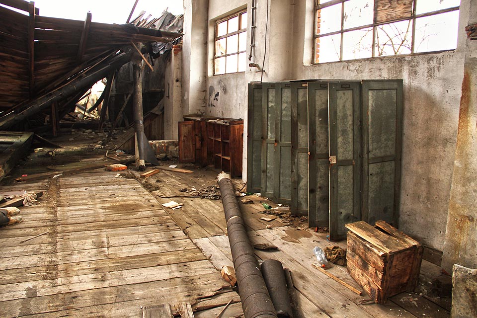 Co by to bylo za opuštěnou továrnu bez zaměstnaneckých skříněk? Jejich obsah nechť však tentokrát zůstane tajemstvím.