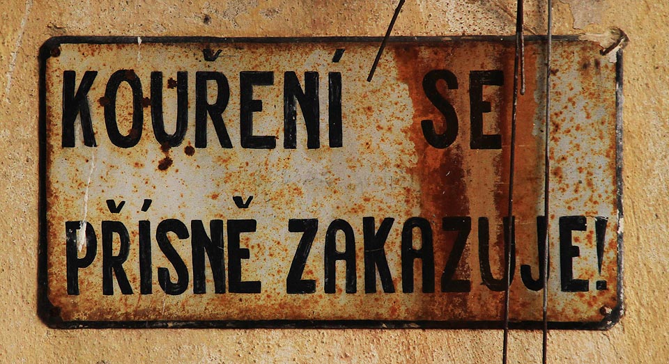 Ani přísné zákazy kouření neuchránily budovu v roce 1912 před ničivým požárem. V některých provozech směly posléze pracovat pouze ženy, které (narozdíl od většiny mužů) neholdovaly cigaretám.