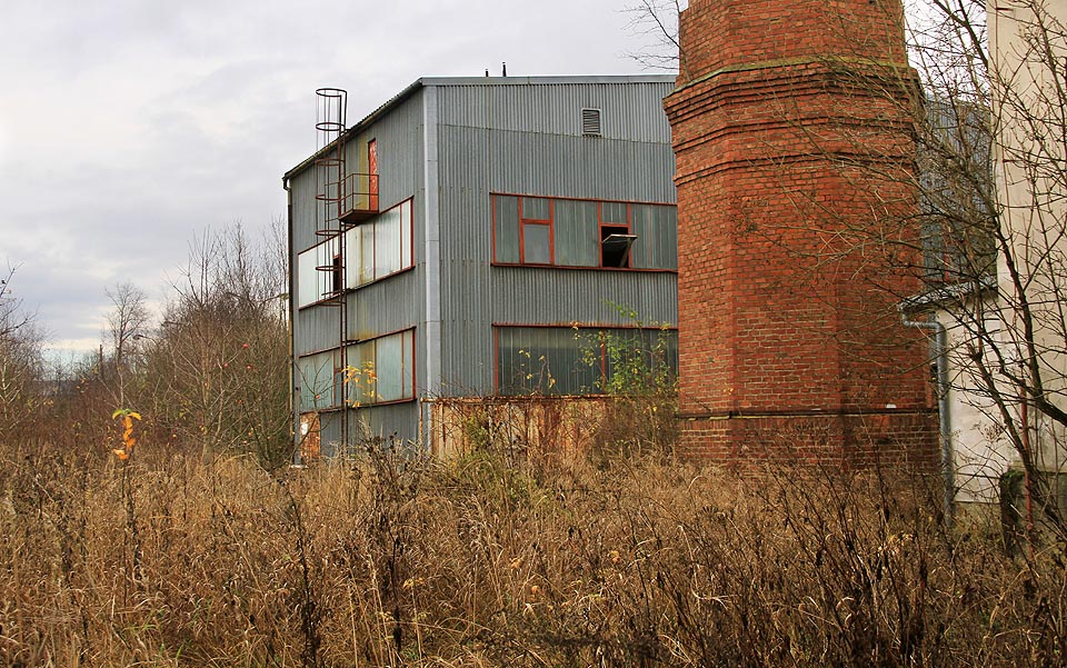 To je ona - kotelna na tuhá paliva, která mohla sloužit i ke spalování dřevního odpadu z výroby. Obitá trapézovým plechem potvrzuje design průmyslových staveb z konce 20. století.