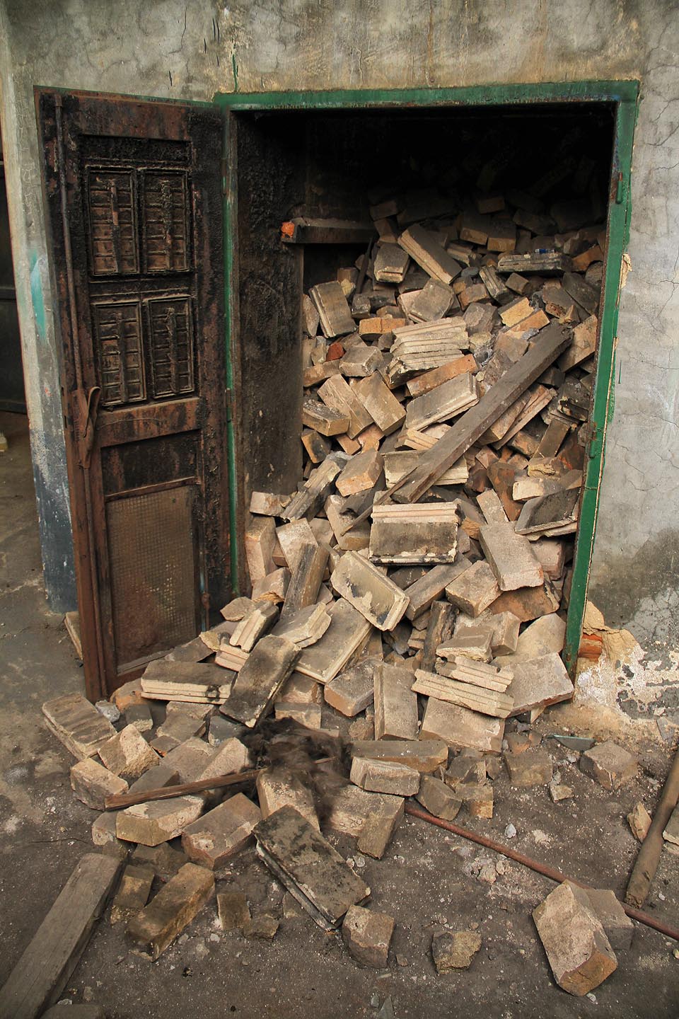 Šamotu je tu dost na stavbu několika komínů, krbů nebo pecí.