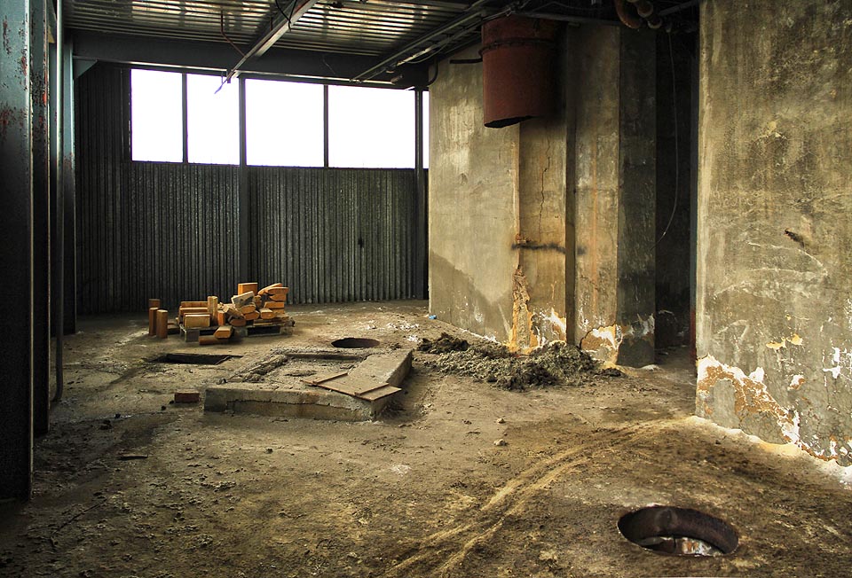 Budova kotelny má několik pater v různých úrovních. V místnostech se nachází už jen pozůstatky, často záhadného původu.