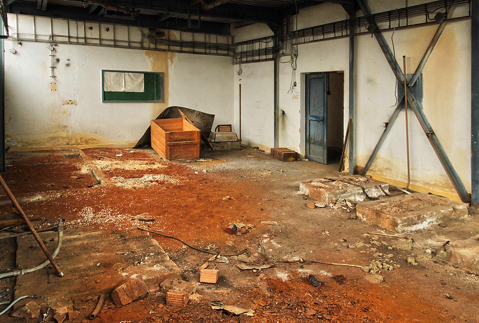 Některé místnosti jsou barevně vděčné. Hmota na podlaze připomíná bentonit nebo plnivo nějakých odlévacích forem; jeho skutečný původ však už těžko zjistíme.