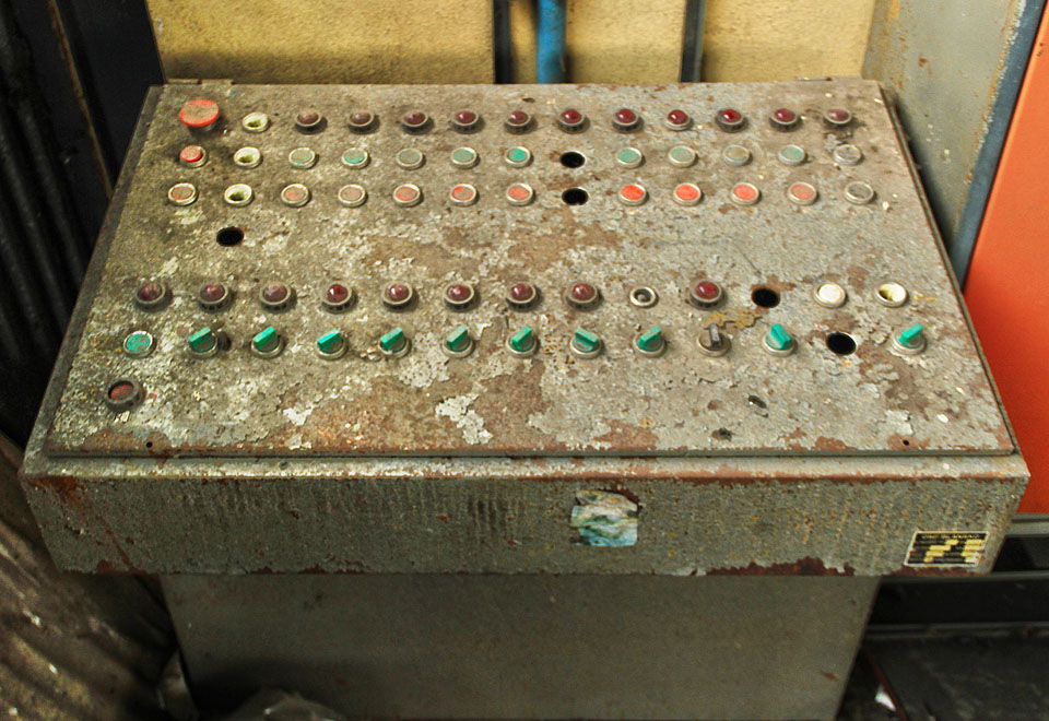 Řídící pult je prakticky jediným velkým zařízením, které v kotelně zůstalo po demontáži strojů. I když nevíme, k čemu přesně sloužil, umíme si představit řadu věcí, které by se pomocí něj daly řídit.