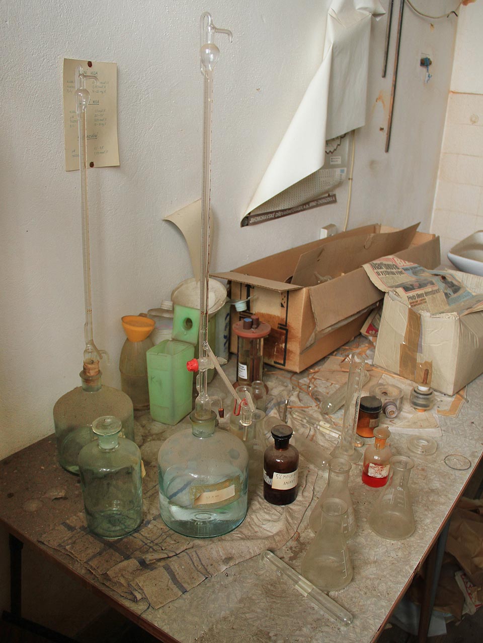 Najít v opuštěné průmyslové budově zachovalo laboratoř, se poštěstí jen občas. Byrety vypadají, jako by je laboranti opustili minulý týden.