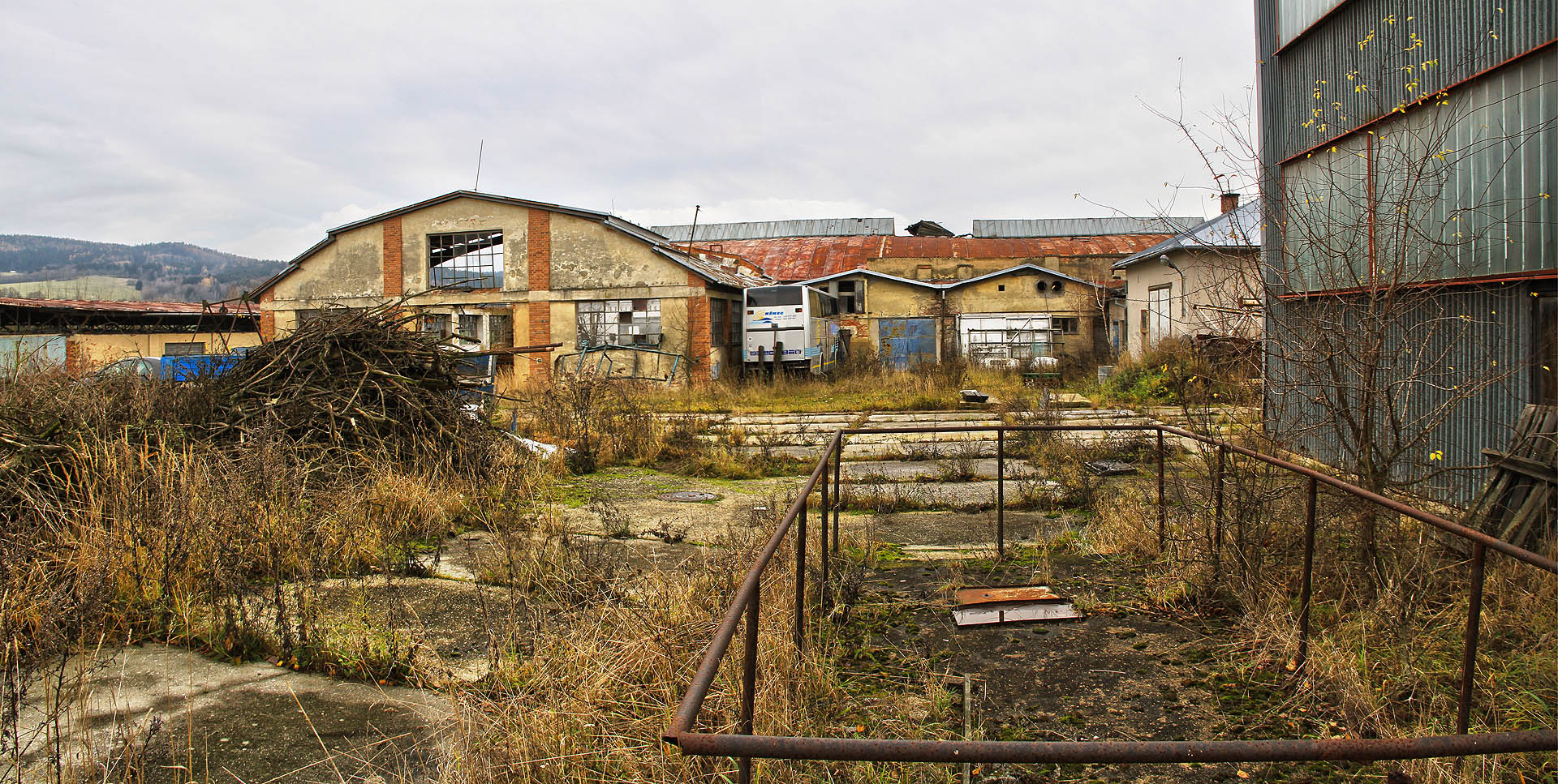 Některé části areálu jsou doposud využívané, jiné méně. Škoda je ovšem všeobecná.