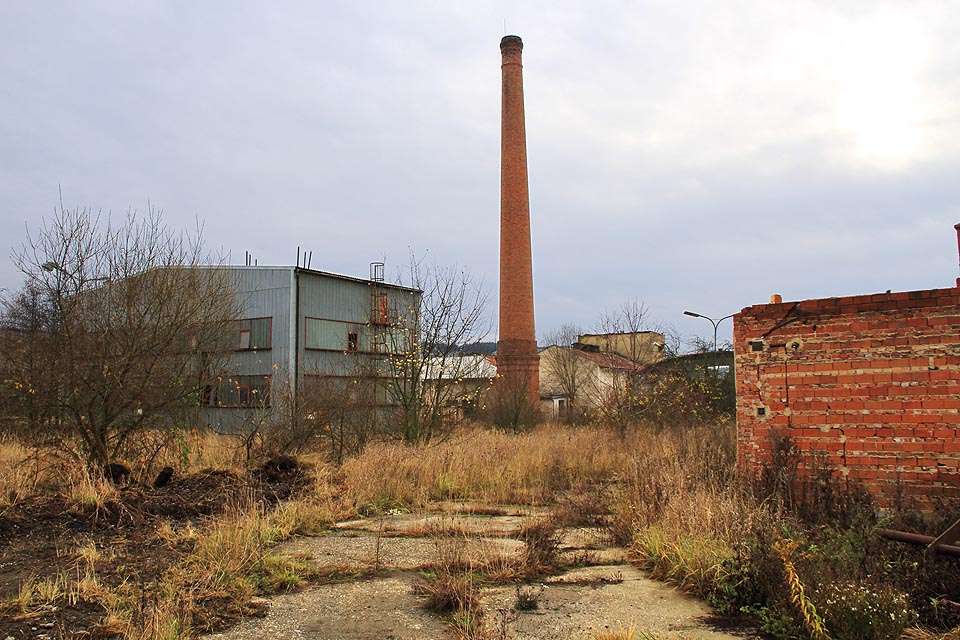 Tady se zastavil čas již před více než desetiletím. Věc je o to smutnější, že nedaleko odtud vzniká u nádraží malá soukromá pila prakticky od nuly. Nejen tady se lze ptát, zda muselo národní hospodářství upadnout, aby mohlo se zpožděním dvaceti let pomalu vstávat z popela.