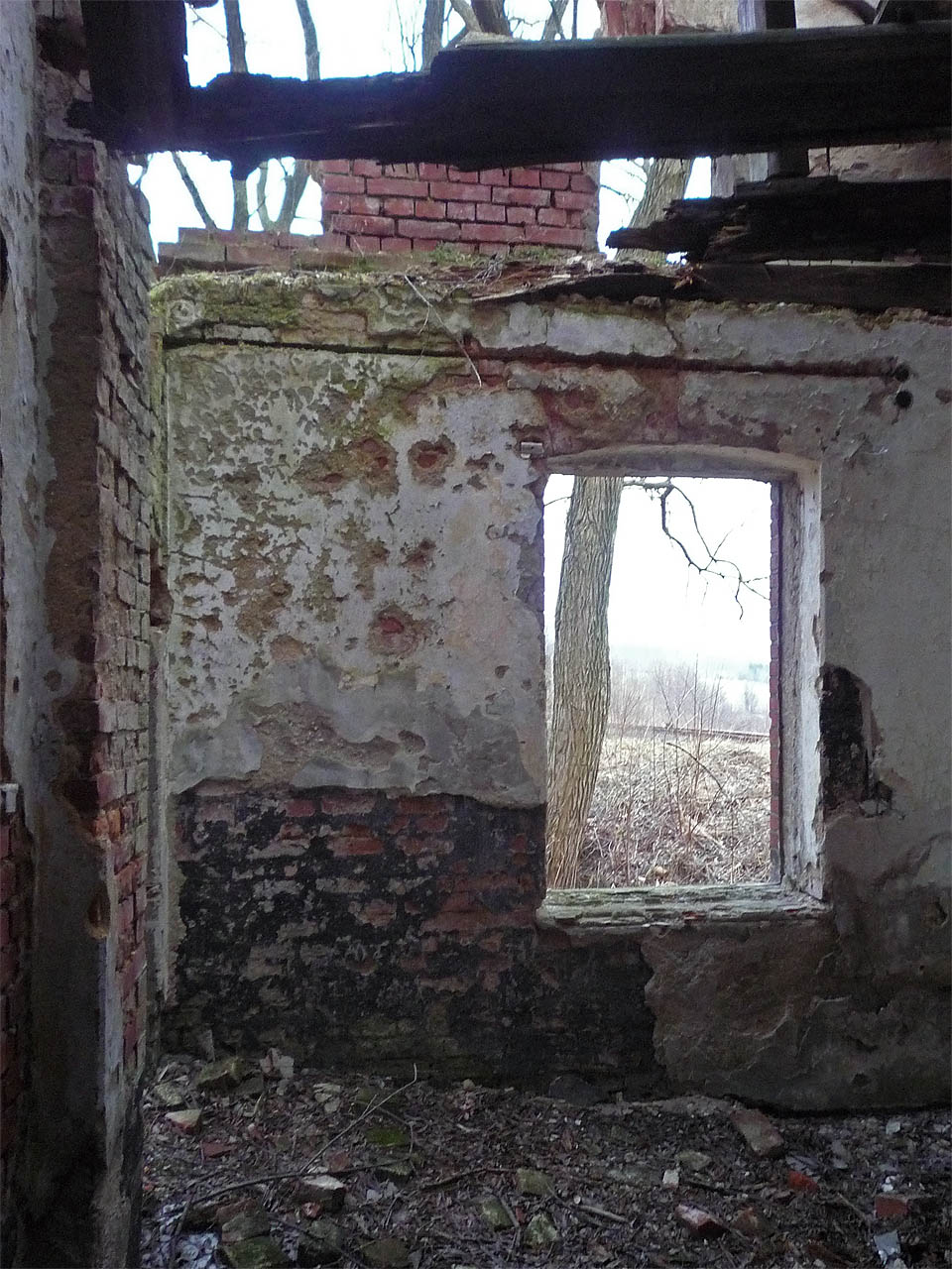 Pohled na trať do Frádlantu skrze okno umírající výtopny.