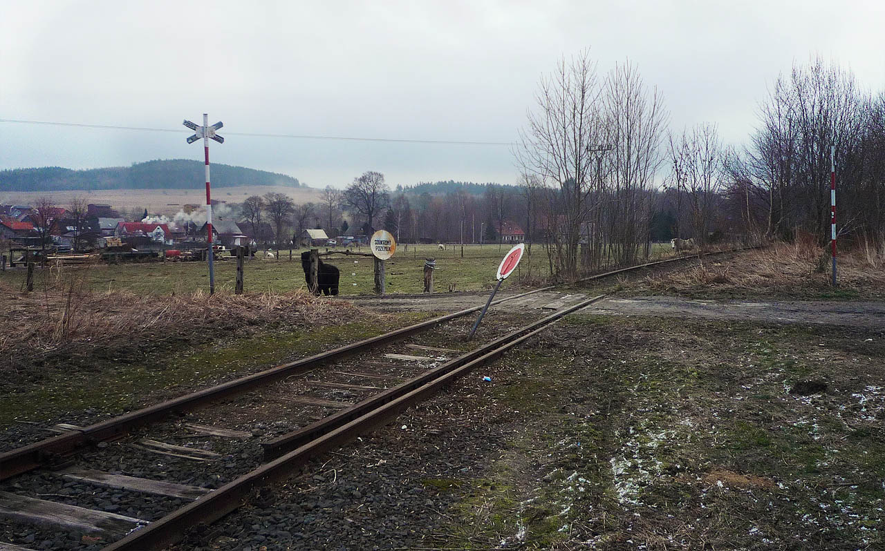 Na polské straně se doprava zastavila už v roce 1945, z české strany vede kolej přibližně dva kilometry před státní hranici.