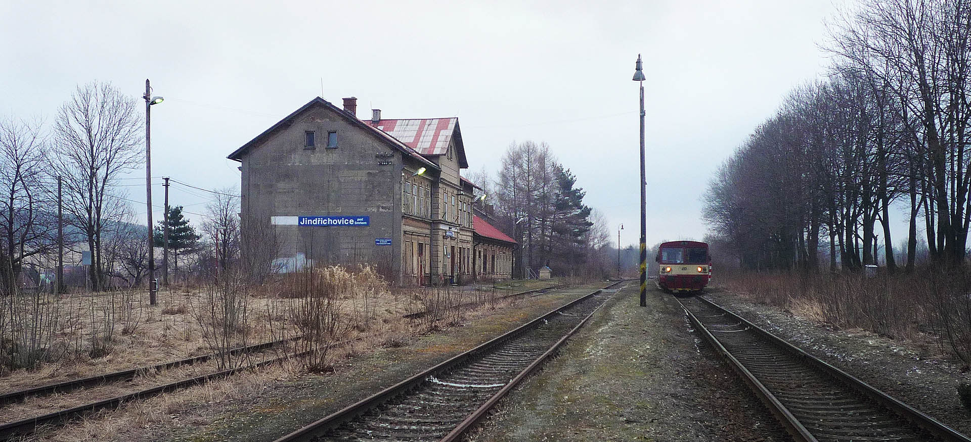 Poměrně honosná budova stojí v Jindřichovicích hlavně proto, že stanice bývala v minulosti pohraniční přechodová do Pruska a později do Polska.