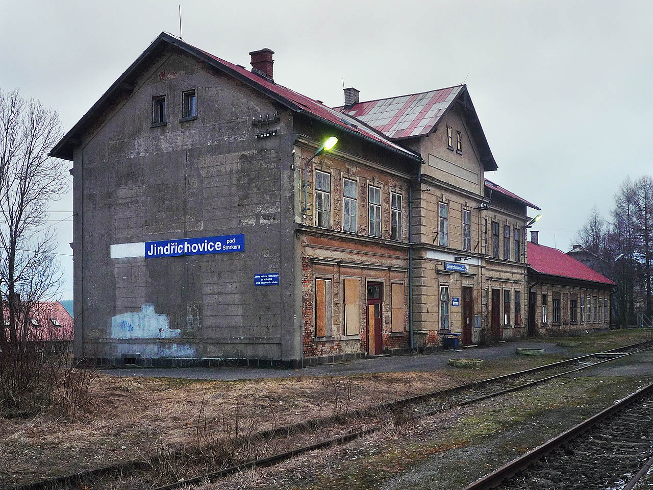 Neudržovaná staniční budova je zcela bez využití a už roky chátrá.
