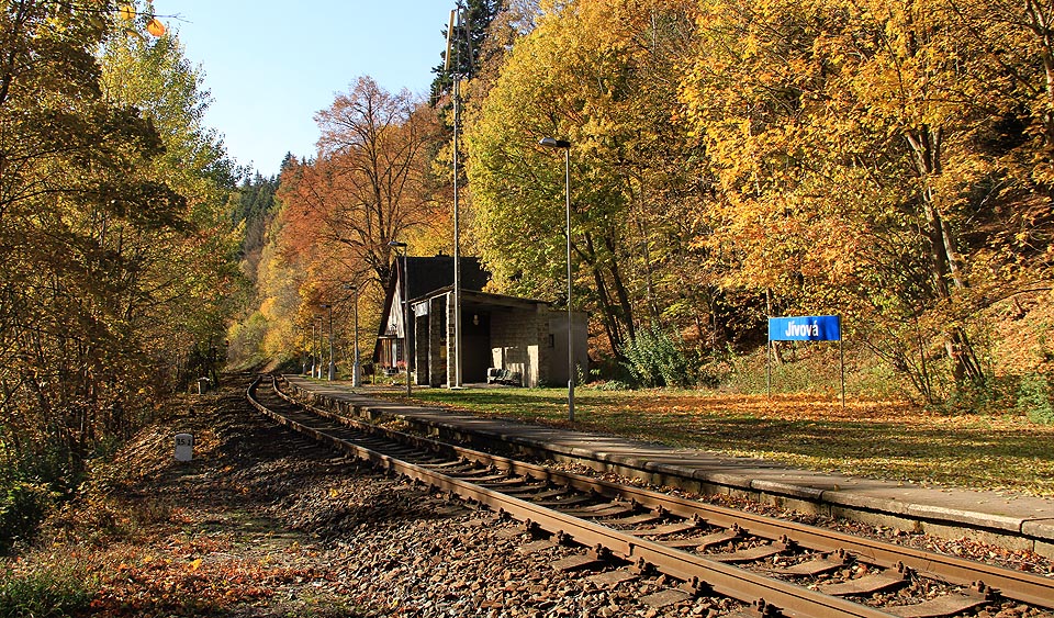 Železniční zastávka Jívová při pohledu od přejezdu cesty k Magdalenskému mlýnu.
