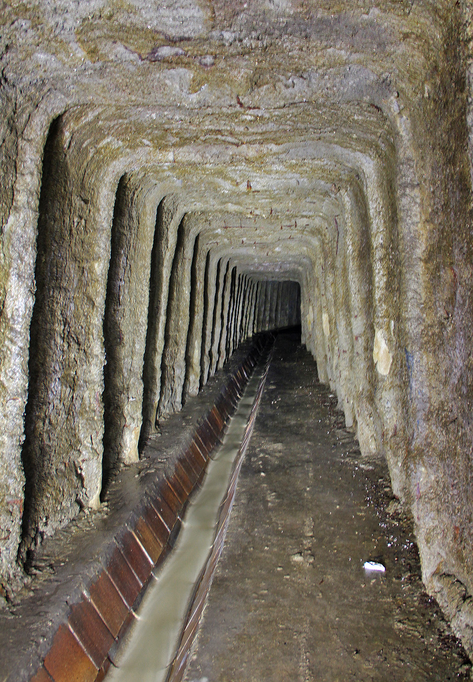 Kanalizační štola pod Dřínovým kopcem