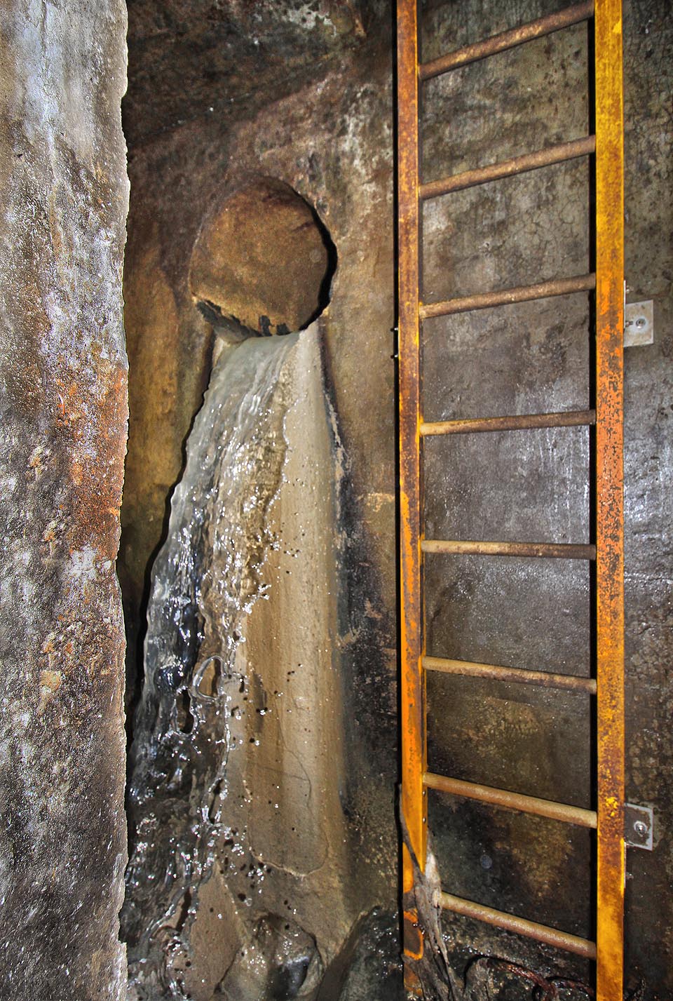 Na počátku bylo spadiště. Spadiště splaškových vod. Respektive spadiště je pod odlehčovací komorou OKB14 pořád a na povrchu jej prozrazuje nápadný, pomalovaný betonový komín.