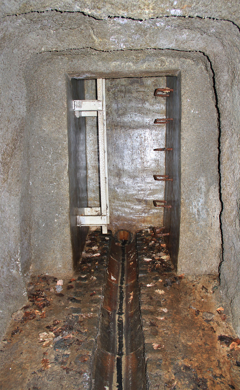 Do podzemí lze sestoupit ale také poklopem znad silnice v údolí Kohoutovického potoka, která též sluje Šárka.