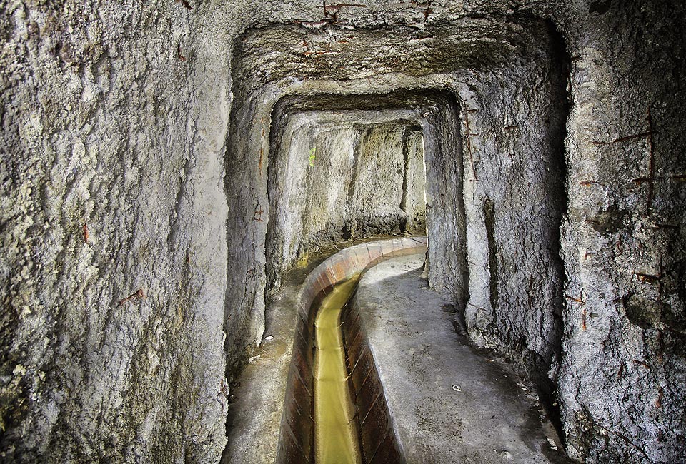 Štola pod Dřínovým kopcem je takřka v celé délce přímá. jediný záhyb, který stojí za řeč (a za fotku) se nachází hned na jejím začátku.
