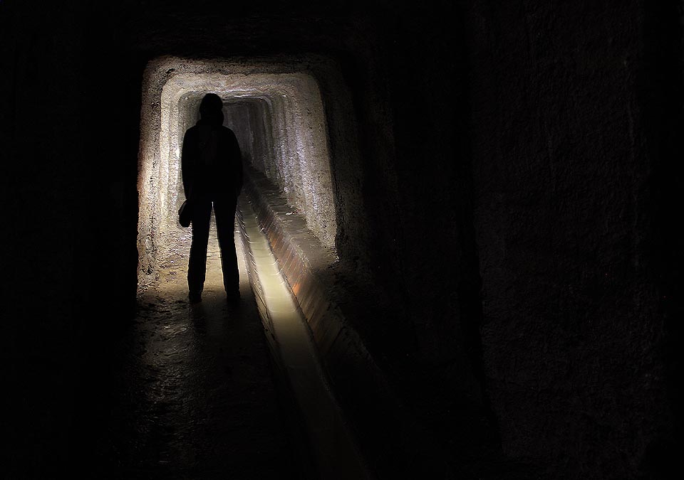 Ve štole je tma a na případné návštěvníky útočí intenzivní a potenciálně zdravý škodlivý zápach a aerosol ze splašků.