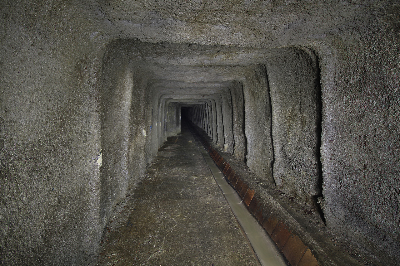 Na necelých 600 m štoly se nachází 3 výhybny někdejší důlní drážky, dnes reprezentované jen lakonickým rozšířením štoly.