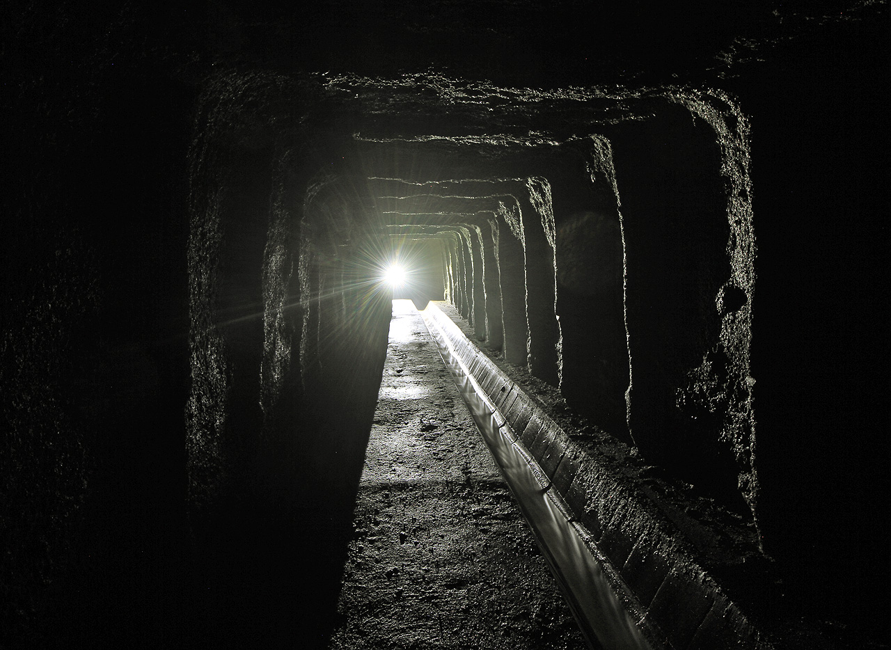 V protisvětle hezky vynikne žebrování důlních hajcmanů, pohřbené pod nástřikem věčného betonu.