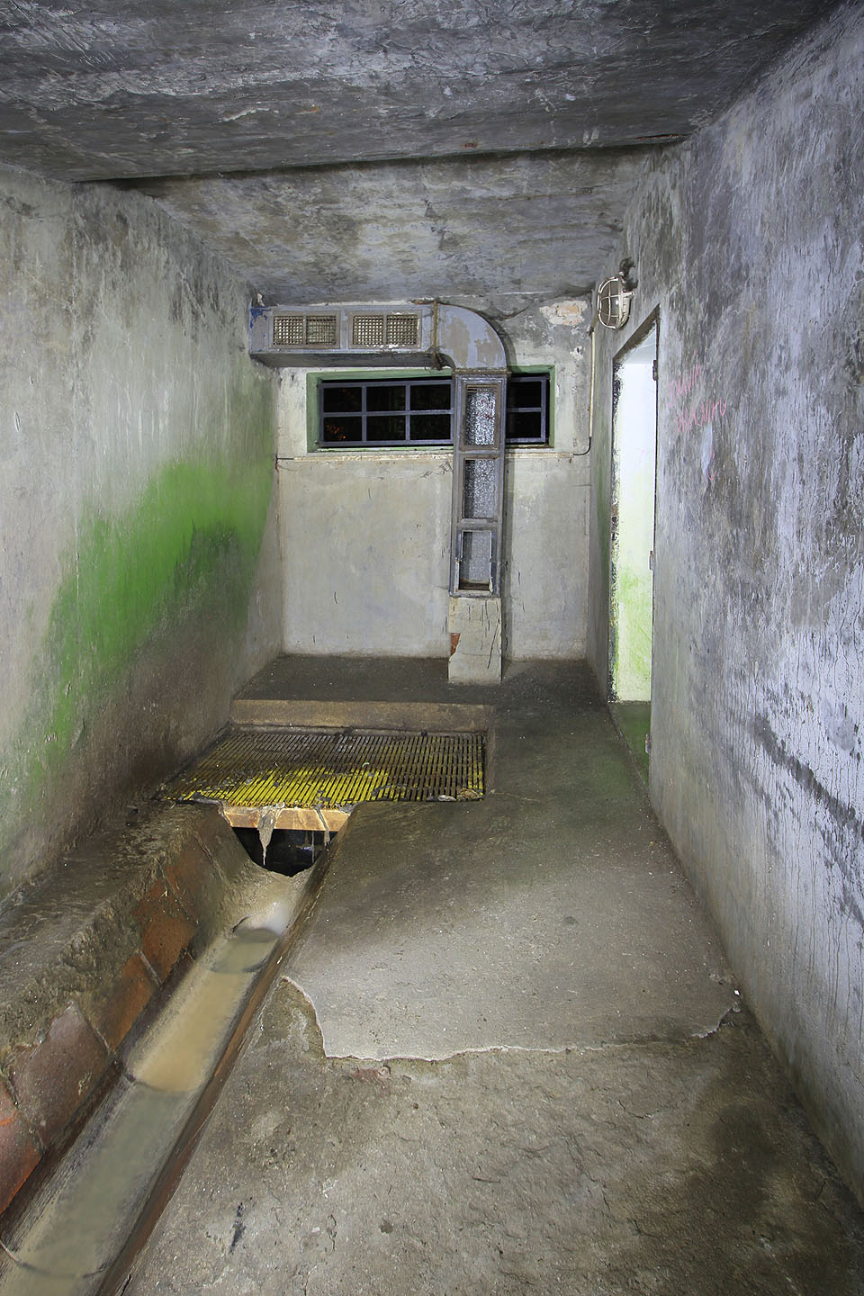 Na vém dolním konci vchází podzemní kanalizační štola do nadzemní kanalizační budov, přilepené ke svahu Dřínového kopce. Zde se splašky propadají zase o kousek hloubeji - do potrubí pod Libušino údolí a směrem k objektu 12C.