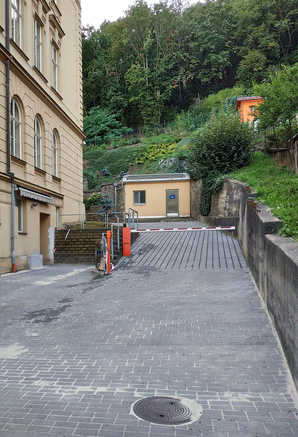 Projdeme-li štolu pod Jurankou odspodu, začíná naše cesta v areálu Vojenského výzkumného ústavu na Veslařské ulici. Na zadním dvorku se pod svahem nachází nenápadný objekt nalepený na portál ukryté štoly. Na první pohled vypadá spíš jako nevinný zahradní domek než jako vstup do tunelu vedoucího pod celým kopcem.