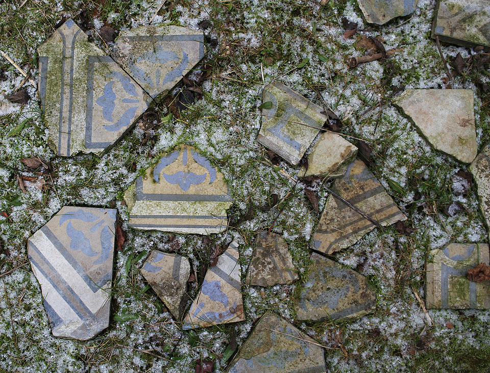 Fragmenty dlažby z 19. století, která byla při rekonstrukci rovněž zlikvidována.