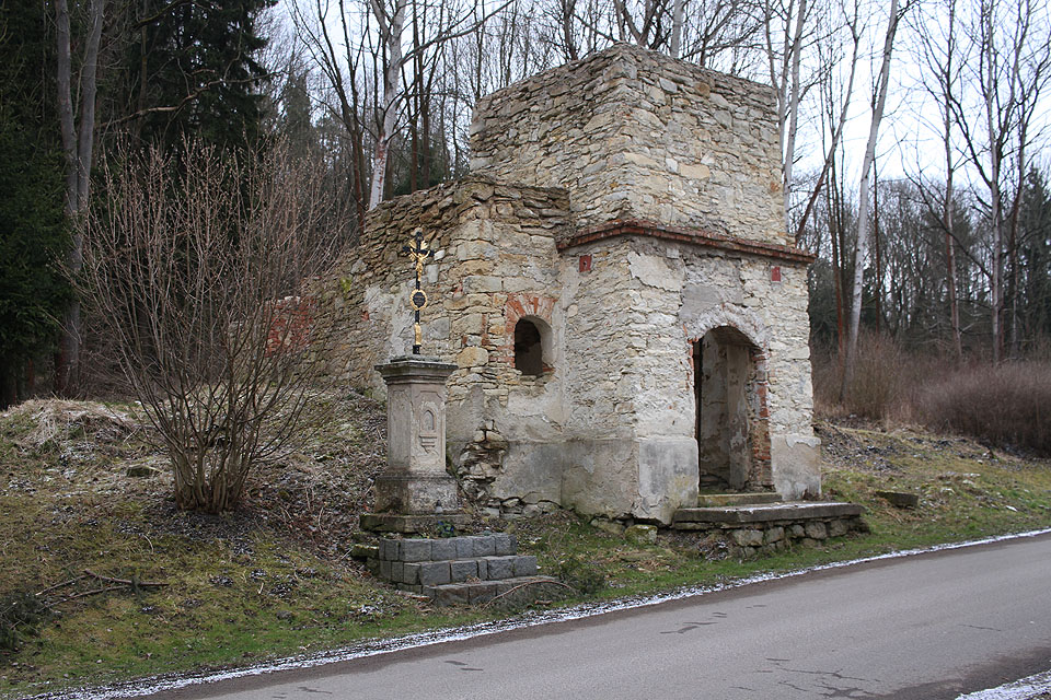Půvopdně stála na místě jen kaple ve tvaru věže z přelomu 18. a 19. století, loď byla k věži přistavěna později.