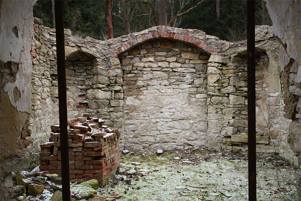 Oltářiště po opravě provedené dobrovolníky v roce 2012.