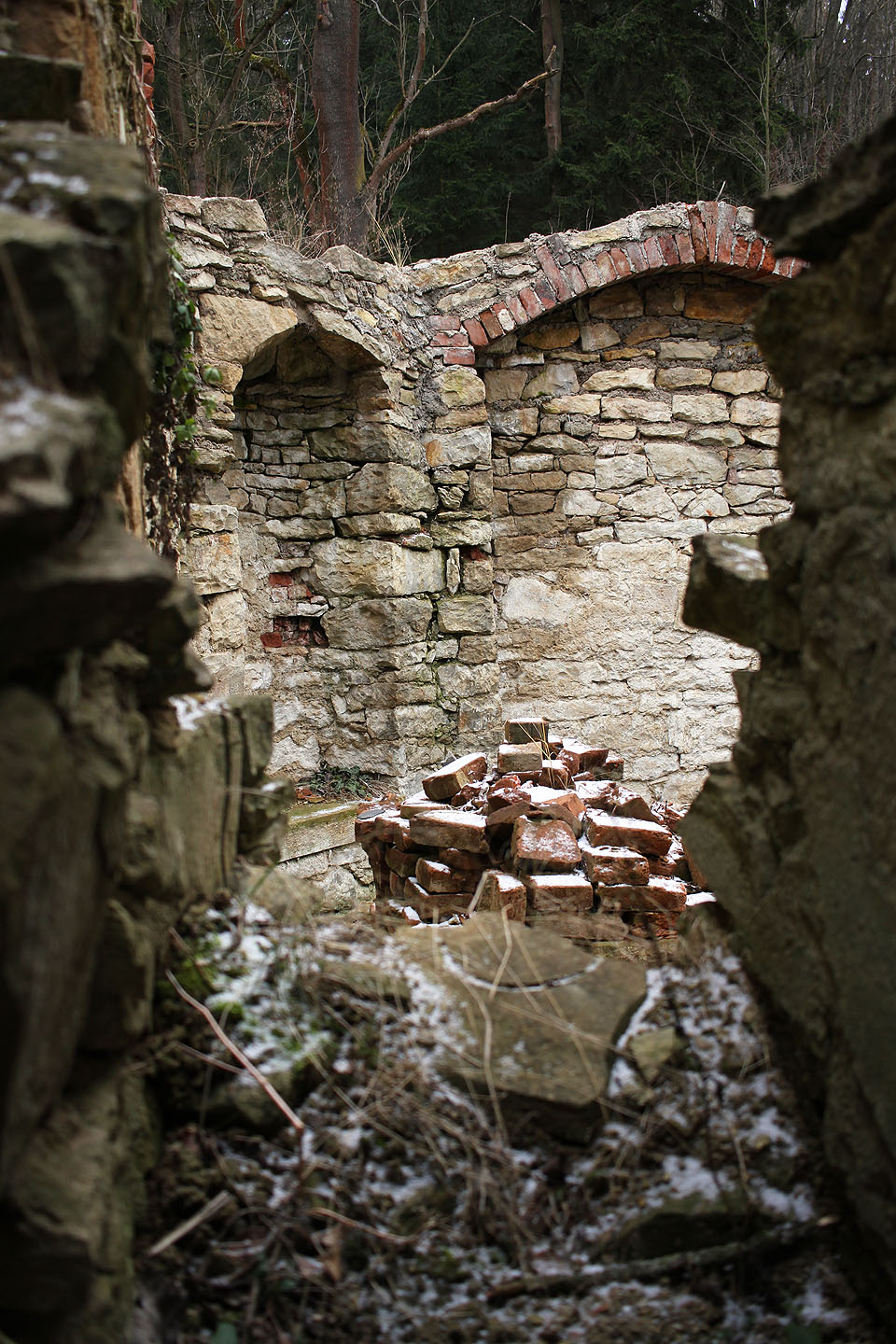 Pohled do lodi kaple skrze jedno z novobarokních okének.