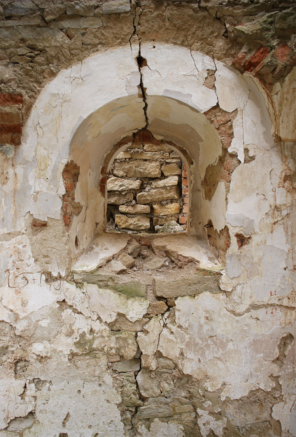 Ani masivní kamenné zdi neodolaly pohybům základů kaple. Skrz okno se prolnula prasklina široká na prst.