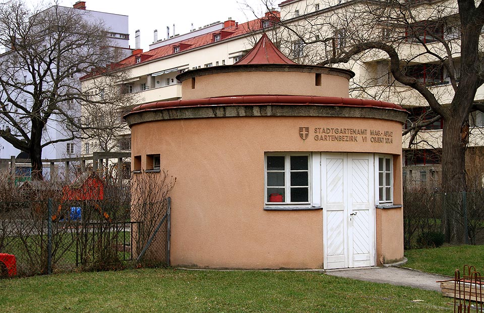 …nebo třeba zahradnické domky. Vždy jasně popsané, jak je u městských staveb ve Vídni zvykem.