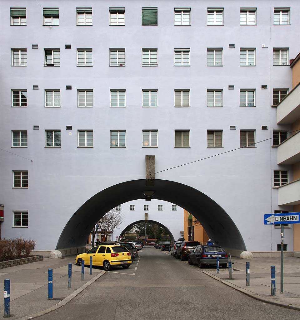 Mohutná hmota budov a nepřehlédnutelné obloukové průchody jsou typickými prvky staveb Karla Ehna.