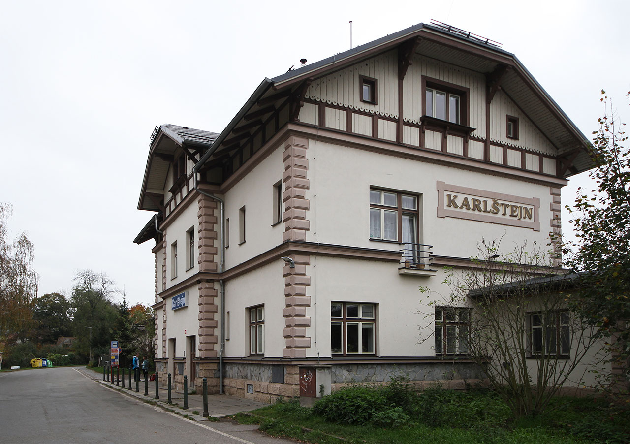Pohled na staniční budovu v Karlštejně z ulice od západu.