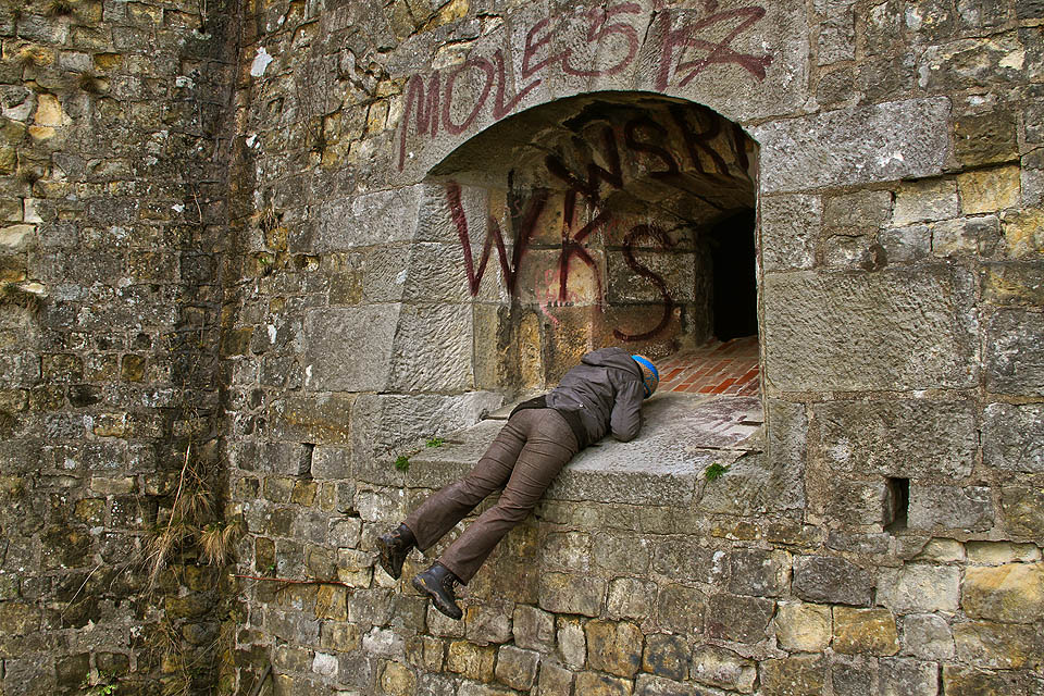 Kdo si nedá pozor, může vyklouznout skrze okno podobné střílně a zřítit se pod fortifikační valy. Nicméně, je to také způsob, jak se dostat ven ze spleti kasemat a podzemních chodeb.