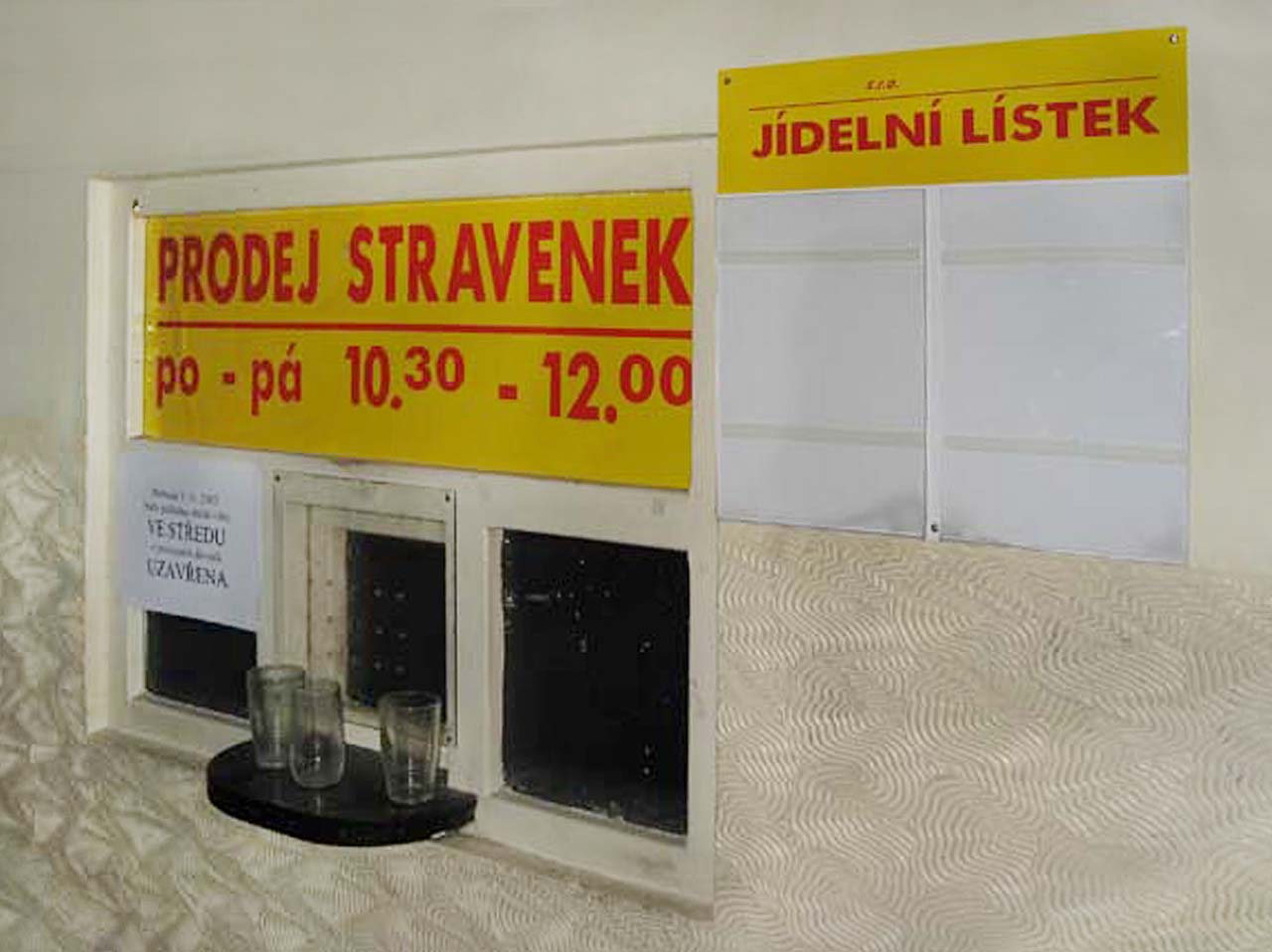 Podrobnou historii budovy nemáme dosud zmapovánu, s přesností ovšem můžeme říct, že prodejna stravenek byla uzavřena ve středu.