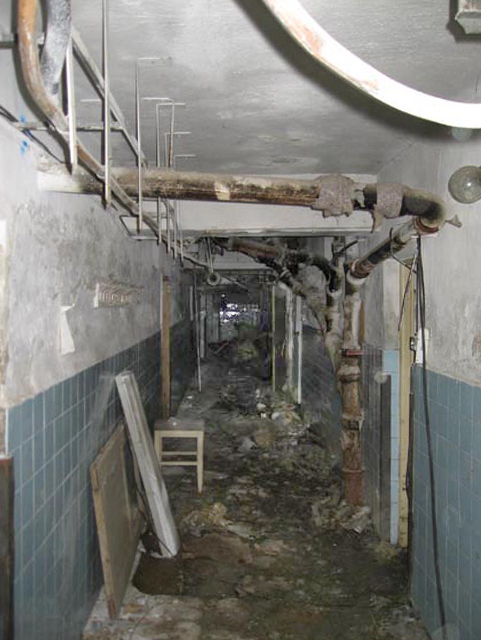 Suterén budovy sloužil především jako technické zázemí a sklad potravin pro kuchyni.